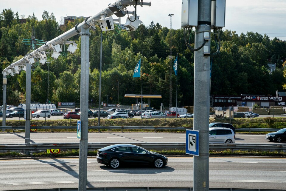 Stadig flere elbiler gjennom bomringen, betyr mindre inntekter, som blant annet er med på å finansiere Oslopakke 3, som Fornebubanen er en del av. Trafikken gjennom bomringene i Oslo økte med 3,5 prosent i mai, sammenlignet med mai i fjor, men det er fortsatt langt igjen til nivået før koronapandemien.Illustrasjonsfoto: Heiko Junge / NTB