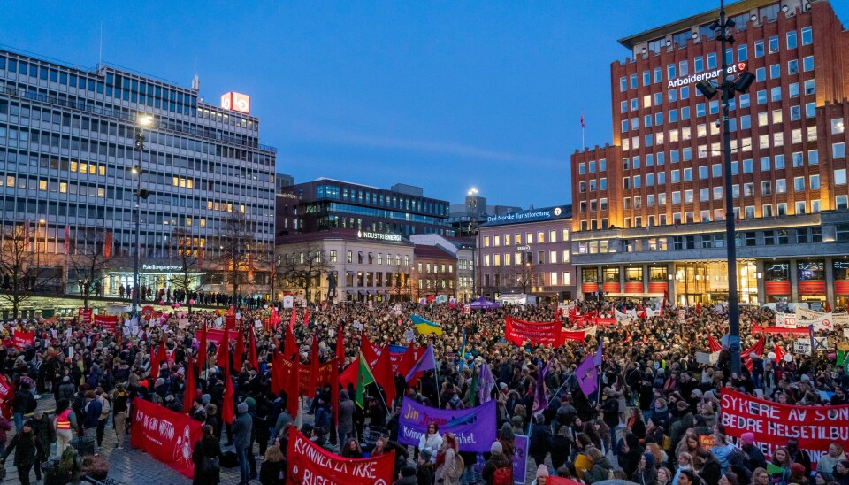 Politiet anslår at rundt 10.000 mennesker møtte opp på Youngstorget i Oslo for å markere den internasjonale kvinnedagen. Politiet anslår at rundt 10.000 mennesker møtte opp på Youngstorget i Oslo for å markere den internasjonale kvinnedagen. Foto: Heiko Junge / NTB