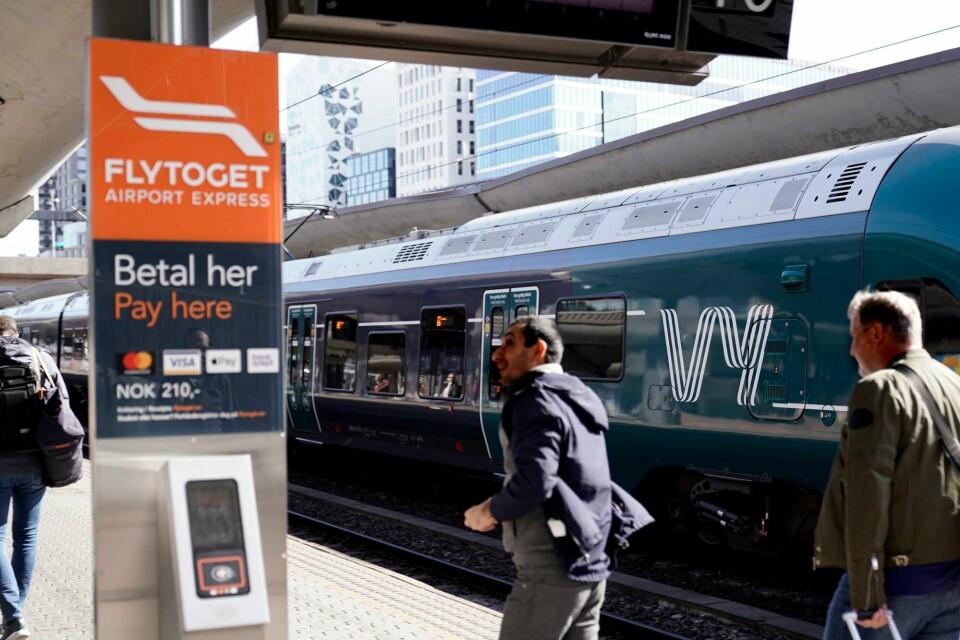 Høyre mener retten til å kjøre tog på Østlandet de neste 10 årene er blitt en LO-styrt farse, hvor Jernbanedirektoratet og regjeringen er blitt statister, skriver Trond Helleland. Flytoget og Vy