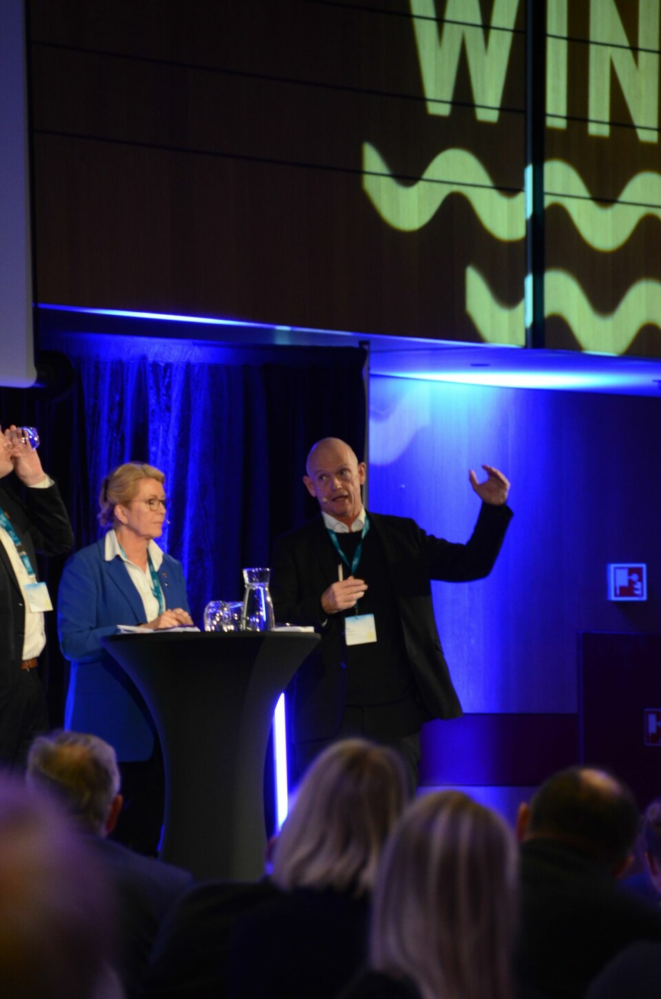Oljeservicegründer Ståle Kyllingstad sier industrien er klar til å gå i gang med havvind, men at det er politikerne som stopper prosessen. Oljeservicegründer Ståle Kyllingstad sier industrien er klar til å gå i gang med havvind, men at det er politikerne som stopper prosessen.