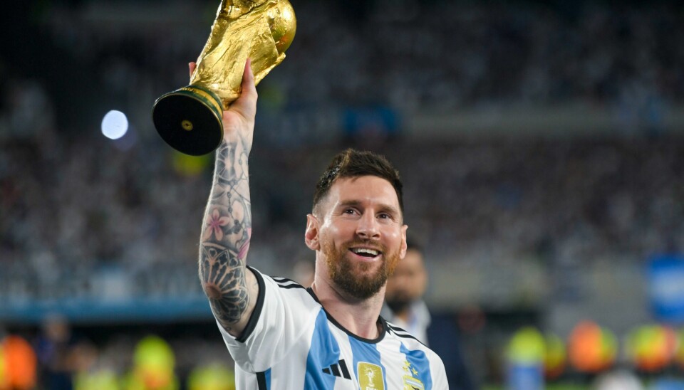 Lionel Messi tok med seg VM-trofeet på banen i Buenos Aires torsdag kveld. Argentinas Lionel Messi med VM-trofeet i Buenos Aires torsdag kveld. Foto: Gustavo Garello / AP / NTB.