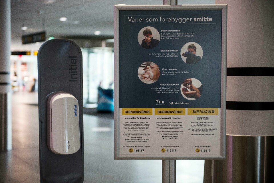 «Fram mot neste krise må myndighetene lage en strategi for hvordan vi best kan nå ut til alle med informasjon», skriver kronikkforfatterne. Bildet er fra Stavanger lufthavn Sola 12. mars 2020. Plakat med informasjon om coronavirus og antibac i ankomsthallen på Stavanger lufthavn Sola 12. mars 2020.