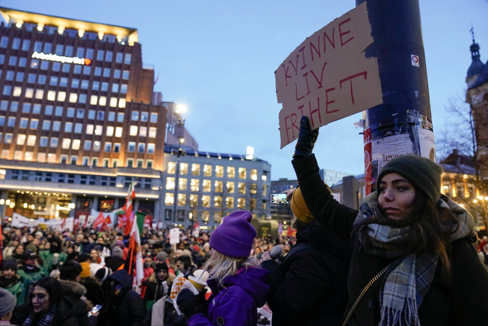 Oslo 20230308. Markeringen av den internasjonale kvinnedagen 8. mars på Youngstorget i Oslo onsdag.Foto: Stian Lysberg Solum / NTB Markeringen av den internasjonale kvinnedagen 8. mars på Youngstorget i Oslo onsdag. Årets hovedparole var «Jin, Jiyan, Azadi – Kvinne, Liv, Frihet», en støtte til iranske kvinners kamp. Foto: Stian Lysberg Solum / NTB