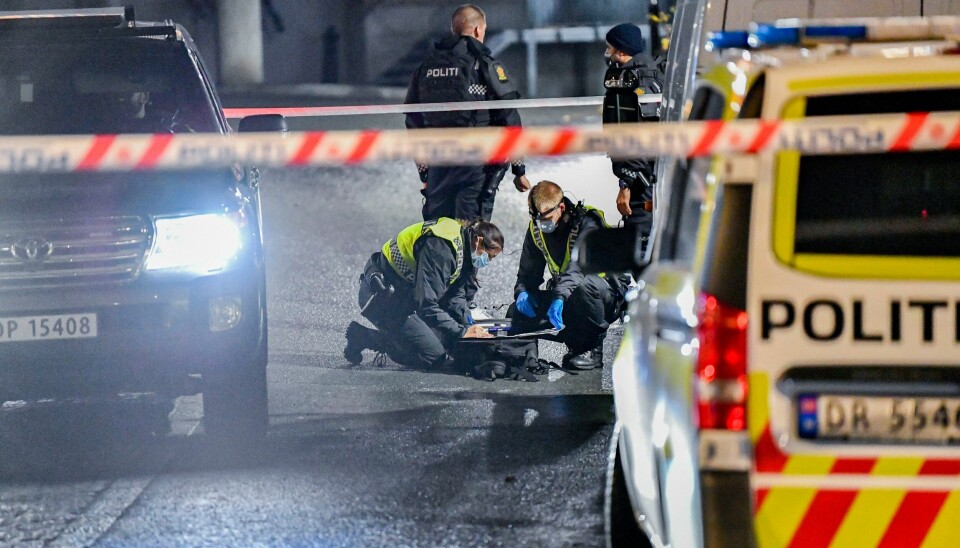 Politi i arbeid ved Stovner senter i Oslo, der en person ble skutt i magen mandag kveld. Politi i arbeid ved Stovner senter i Oslo, der en person ble skutt i magen mandag kveld.Foto: Naina Helén Jåma / NTB