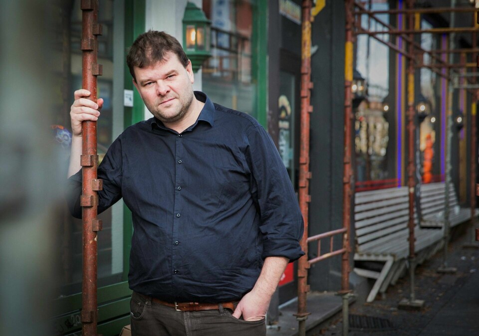 Fredrik Mellem er medlem av styret til Oslo Arbeiderparti, og tidligere leder av Oslo Arbeidersamfunn. Han mener Senterpartiet må ut av regjeringa. Leder av Oslo Arbeidersamfunn, Fredrik Mellem, lurer på om LO vil arrangere 1. mai 2018 eksklusivt for «den demokratiske arbeiderbevegelsen», og ikke lenger gi oppstillingsplass til NKP.