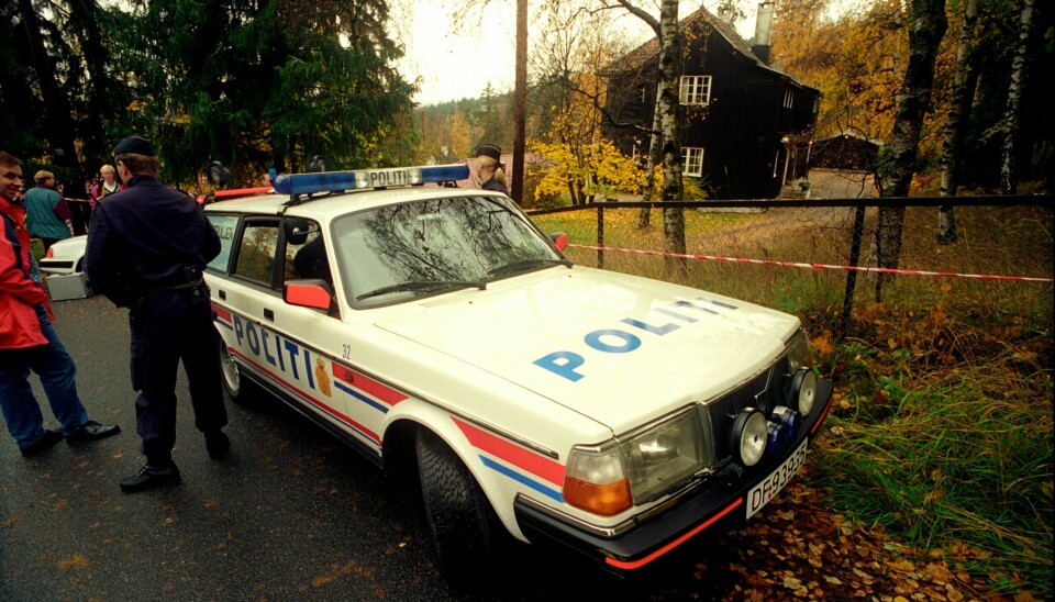 Oslo 19931011.
Forlagssjef William Nygaard ble skutt og alvorlig såret utenfor sitt hjem i Dagaliveien. Politietterforskere på stedet etter drapsforsøket. I bakgrunnen Nygaards hus.
NTB arkivfoto Jon Eeg / NTB Politiet utenfor forlagssjef William Nygaards hus i Dagaliveien i Oslo i 1993. Foto: Jon Eeg / NTB