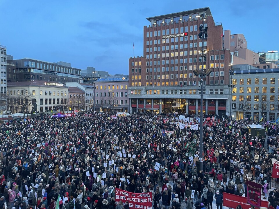 Politiet anslo i 19-tiden at det var omtrent 10.000 som møtte opp på Youngstorget i Oslo for å markere den internasjonale kvinnedagen. Politiet anslo i 19-tiden at det var omtrent 10.000 som møtte opp på Youngstorget i Oslo for å markere den internasjonale kvinnedagen.