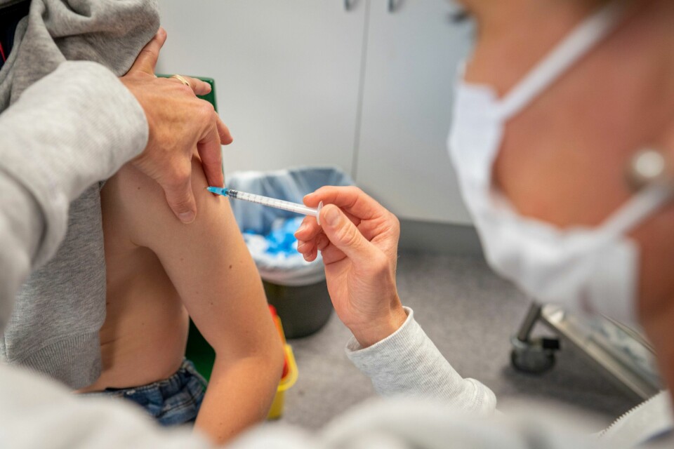 Sammenlignet med uvaksinerte er de vaksinerte mindre utsatt for kognitiv svikt, nyresykdom, muskelsmerter og søvnforstyrrelser, skriver FHI. Bergen kommune starter neste uke opp med å vaksinere unge i alderen 12 til 15 år. Foto: Heiko Junge / NTB