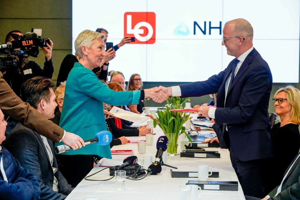 NHO- sjef Ole Erik Almlid og LO-leder Peggy Hessen Følsvik innledet mandag årets lønnsoppgjør med det tradisjonelle håndtrykket. NHO-sjef Ole Erik Almlid og LO-leder Peggy Hessen Følsvik under overrekkelsen av krav mellom NHO og LO i lønnsoppgjøret 2023.Foto: Terje Bendiksby / NTB