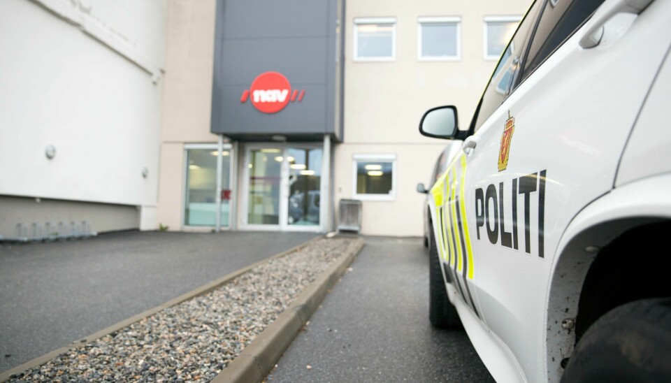 Ifølge en Nav-rapport har 30 prosent av Nav-ansatte i 2020 og 2021 opplevd trusler, trakassering, sjikane eller fysisk vold fra brukere (illustrasjonasfoto). En mann i 20-årene gikk løs på NAV-kontoret i Moss med en øks. Politi. NAV.