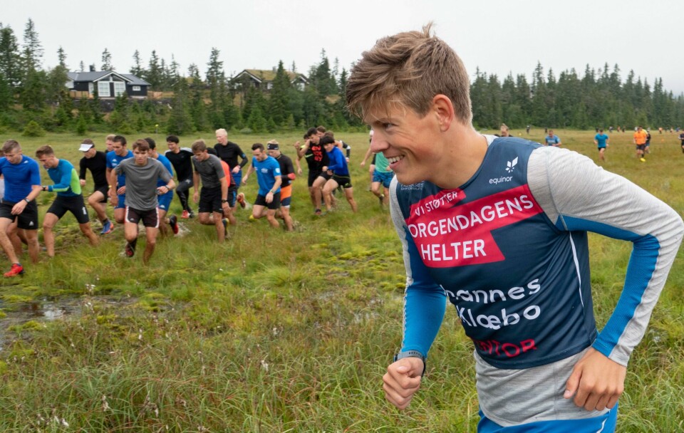 «Vi forstår at pengene fra Equinor er viktige for å opprettholde skisatsingen. Det vi reagerer med avsmak på, er synligheten Equinor får tilbake», skriver innleggsforfatterne. Bildet er fra da Johannes Høsflot Klæbo besøkte Equinors internasjonale talentleir for langrennsutøvere i august 2019.