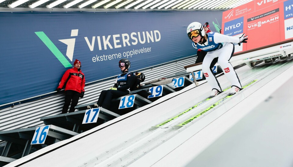 Maren Lundby tok seg ned til 212,5 meter i Vikersund og hadde en liten stund verdensrekorden, før kanadiske Alexandria Loutitt slo den med ti meter i neste hopp. Maren Lundby satte lørdag utfor i skiflygingsbakken i Vikersund. Foto: Geir Olsen / NTB