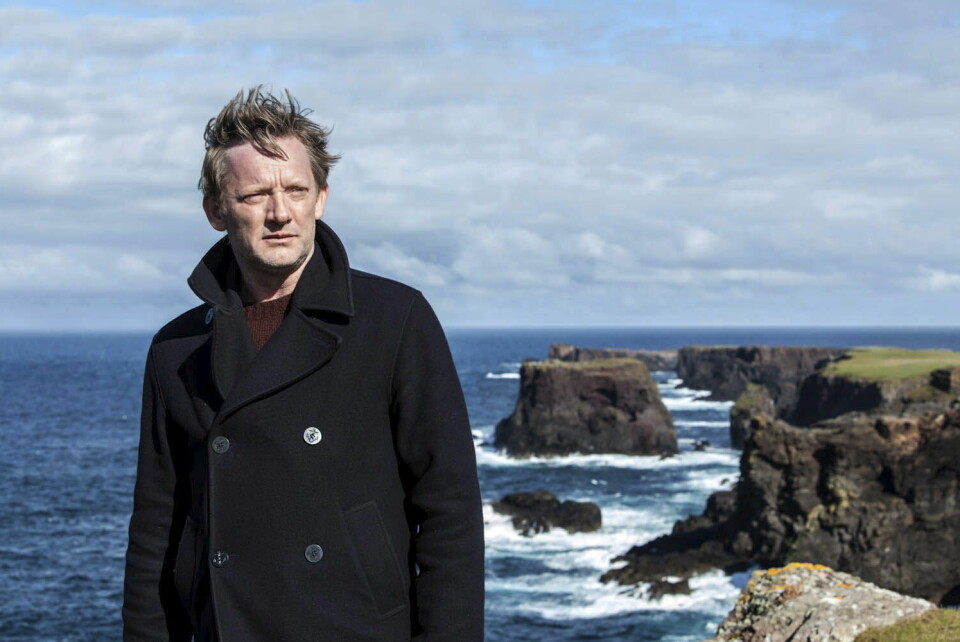 Skuespiller Douglas Henshall i rollen som førstebetjent Jimmy Perez i «Shetland», en av de britiske påskekrimseriene som har samlet over en halv million seere i sesong etter sesong på NRK. «Shetland» har hatt Douglas Henshall i rollen som hovedkarakteren Jimmy Perez. Men han sluttet etter syv sesonger. Foto: ITV / NRK