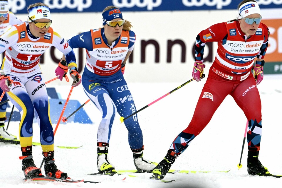 Sveriges Emma Ribom, Finlands Jasmi Jönsuu og Norges Julie Myhre i aksjon i fredagens sprint i Lahti. Sveriges Emma Ribom, Finlands Jasmi Jönsuu og Norges Julie Myhre i aksjon i fredagens sprint i Lahti.
