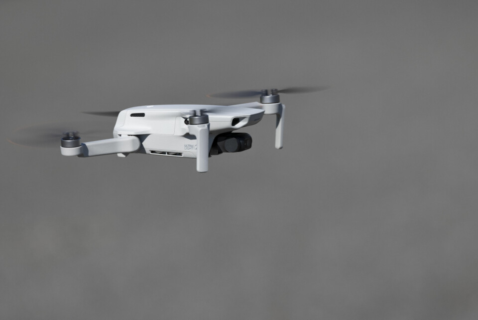 Droner utgjør en sikkerhetsrisiko for fly, men kan også brukes til etterretning (illustrasjonsfoto). Lillehammer 20210625. Drone DJI drone mini 2 som veier 249 gram.Foto: Geir Olsen / NTB