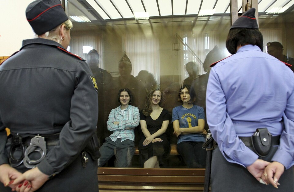 F.v. Jekaterina Samutsevitsj, Marija «Masha» Aljokhina og Nadezjda Tolokonnikova, alle tre Pussy Riot-medlemmer, fotografert i et glassbur i rettssalen i Moskva den 17. august 2012. Alle tre ble dømt for «pøbelvirksomhet», selv om to av dem er mødre, men Samutsevitsj fikk dommen betinget. F.v. Jekaterina Samutsevitsj, Marija «Masha» Aljokhina og Nadezjda Tolokonnikova, alle tre Pussy Riot-medlemmer, fotografert i et glassbur i rettssalen i Moskva den 17. august 2012. Alle tre ble dømt for «pøbelvirksomhet», selv om to av dem er mødre, men Samutsevitsj fikk dommen betinget.