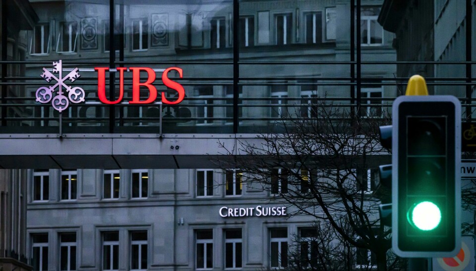 Til tross for at storbanken UBS redder Credit Suisse gjennom et oppkjøp, vil aksjonærene i sistnevnte tape rundt 60 prosent av verdiene de satt på før helgen. Illustrasjonsfoto: Michael Buholzer / Keystone / AP / NTB Til tross for at storbanken UBS redder Credit Suisse gjennom et oppkjøp, vil aksjonærene i sistnevnte tape rundt 60 prosent av verdiene de satt på før helgen. Illustrasjonsfoto: Michael Buholzer / Keystone / AP / NTB