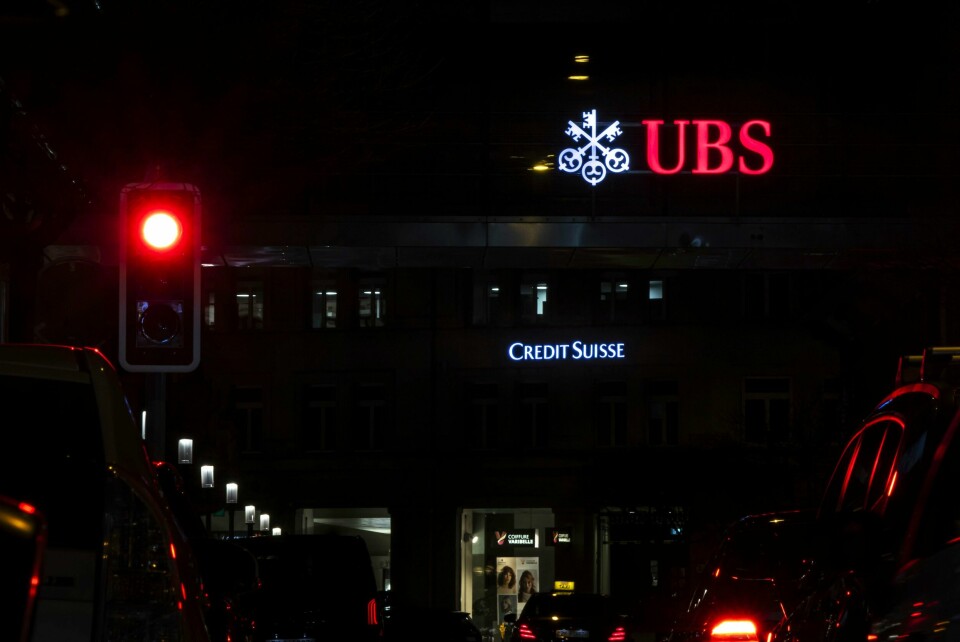 Sveits' største bank UBS er i samtaler om oppkjøp av kriserammede Credit Suisse, landets nest største bank. Den sveitsiske sentralbanken ønsker angivelig at en avtale skal være landet før børsene åpner mandag. Sveits' største bank UBS er i samtaler om oppkjøp av kriserammede Credit Suisse, landets nest største bank, opplyser kilder til Financial Times. Den sveitsiske sentralbanken ønsker angivelig at en avtale skal være landet før børsene åpner mandag. Foto: Michael Buholzer / Keystone via AP / NTB