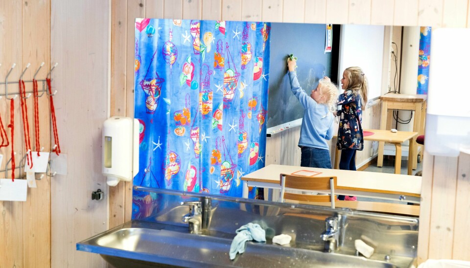 «Også i Østfold har skolene store behov for økt vedlikehold, de kommunale kronene strekker ikke til», skriver SVs Håvard Osflaten. Illustrasjonsbilde. Elever som tegner på tavle i klassesituasjon på barneskole.