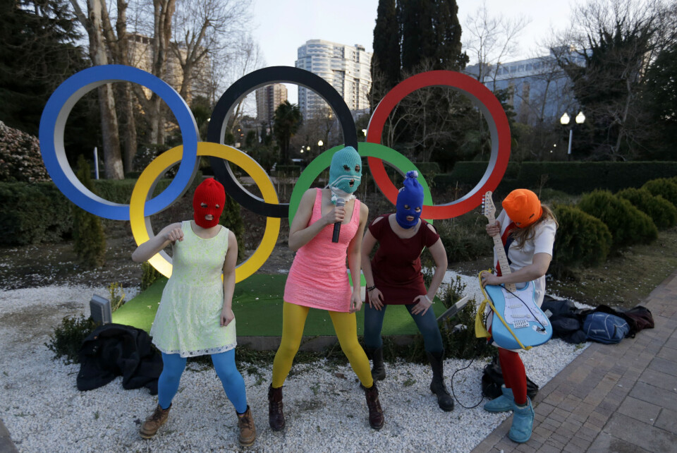 Pussy Riot-medlemmer, inkludert Nadezhda Tolokonnikova i turkis balaklava, opptrer ved OL-ringene i Sotsji 19. februar 2014. De ble like etter angrepet med pisker av militærpoliti til hest. Pussy Riot-medlemmer, inkludert Nadezhda Tolokonnikova i turkis balaklava, opptrer ved OL-ringene i Sotsji 19. februar 2014. De ble like etter angrepet med pisker av militærpoliti til hest.