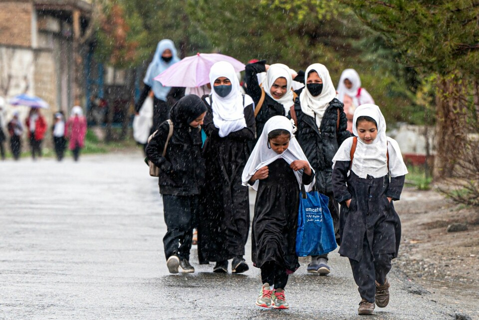 Etter at Taliban i 2021 igjen tok makta i Afghanistan, har de innskrenket kvinner og jenters rettigheter. Ennå får ikke alle jenter gå på skolen. Afghanske jenter på vei til skolen i år.