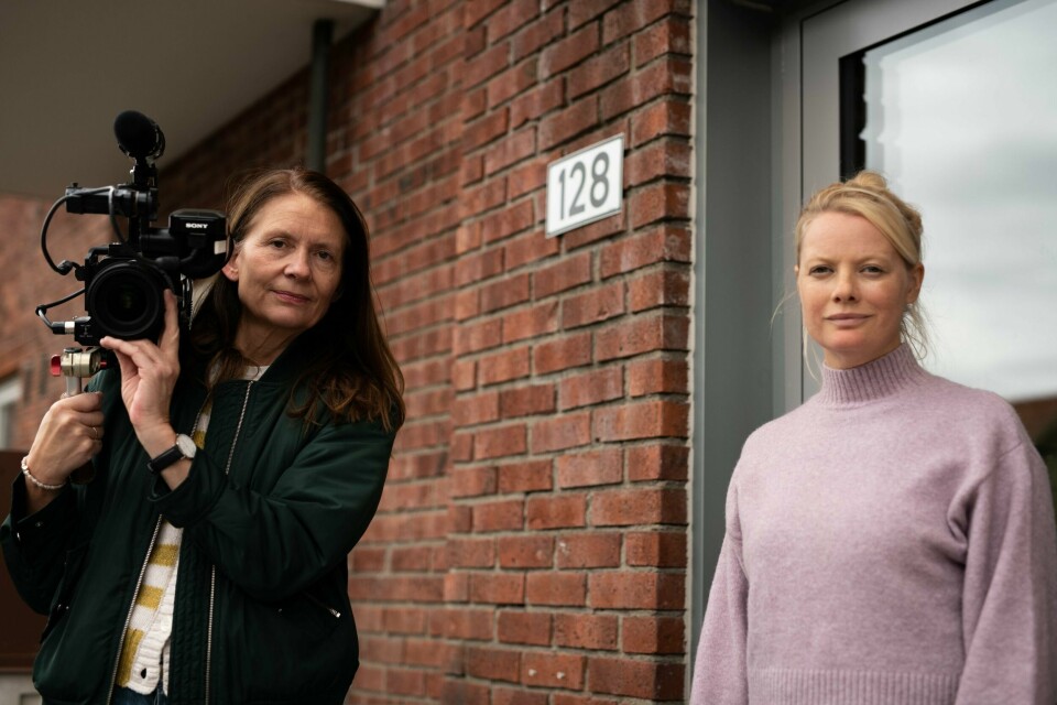 Hanne Kjerstin Bustnes (til høyre) håper at en nytt bystyrevedtak kan hjelpe beboerne i Maridalsveien 128. her sammen med filmregissør Aslaug Holm, som lager dokumentar om bygården i Maridalsveien 128. Filmregissør Aslaug Holm lager dokumentar om bygården Maridalsveien 128. Her med Hanne Kjerstin Bustnes, utenfor bygården.