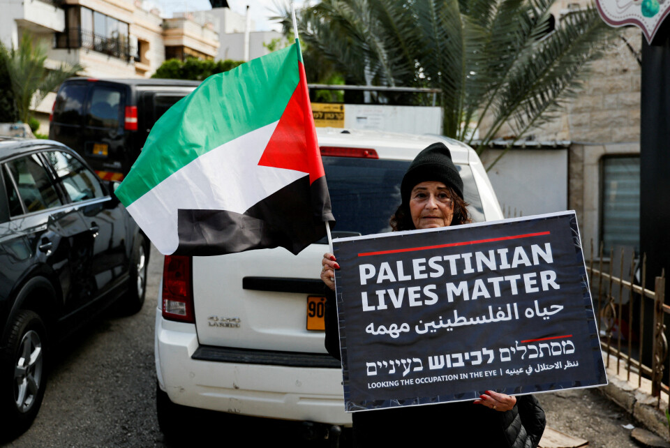En arabisk-israelsk kvinner holder et palestinsk flagg og en plakat mens hun deltar i en protest 30. mars mot beslaglegging av landområder. En arabisk-israelsk kvinner holder et palestinsk flagg og en plakat mens hun deltar i en protest 30. mars mot beslaglegging av landområder.