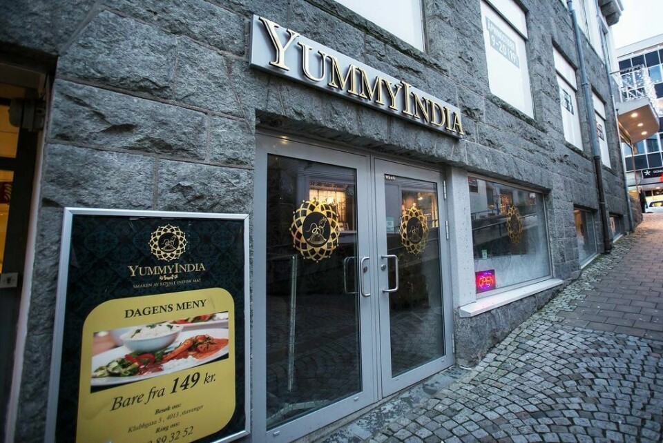 En lørdagskveld i desember tar sivilkledd politi seg inn i restauranten Yummy India i Stavanger. Når Mia Holen fra Arbeidstilsynet kommer inn på det trange kjøkkenet, får hun seg en overraskelse. En lørdagskveld i desember tar sivilkledd politi seg inn i restauranten Yummy India i Stavanger. Når Mia Holen fra Arbeidstilsynet kommer inn på det trange kjøkkenet, får hun seg en overraskelse.