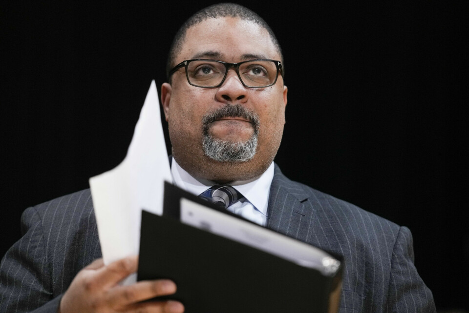 Statsadvokat Alvin Bragg. Manhattan District Attorney Alvin Bragg participates in a news conference in New York, Tuesday, Feb. 7, 2023. After a challenging first year in office, Manhattan's district attorney is back in the spotlight with a reinvigorated investigation of former President Donald Trump. (AP Photo/Seth Wenig)