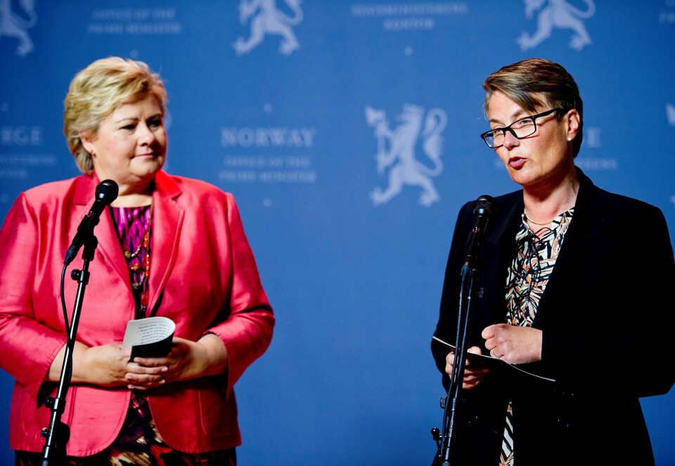 Regjeringen fikk beskjed av Stortinget om å utarbeide et forslag til klimalov. Nå velger statsminister Erna Solberg (t.v.) og klima- og miljøminister Tine Sundtoft å gjøre jobben selv. FOTO: Jon Olav Nesvold/NTB scanpix Regjeringen fikk beskjed av Stortinget om å utarbeide et forslag til klimalov. Nå velger statsminister Erna Solberg (t.v.) og klima- og miljøminister Tine Sundtoft å gjøre jobben selv. FOTO: Jon Olav Nesvold/NTB scanpix