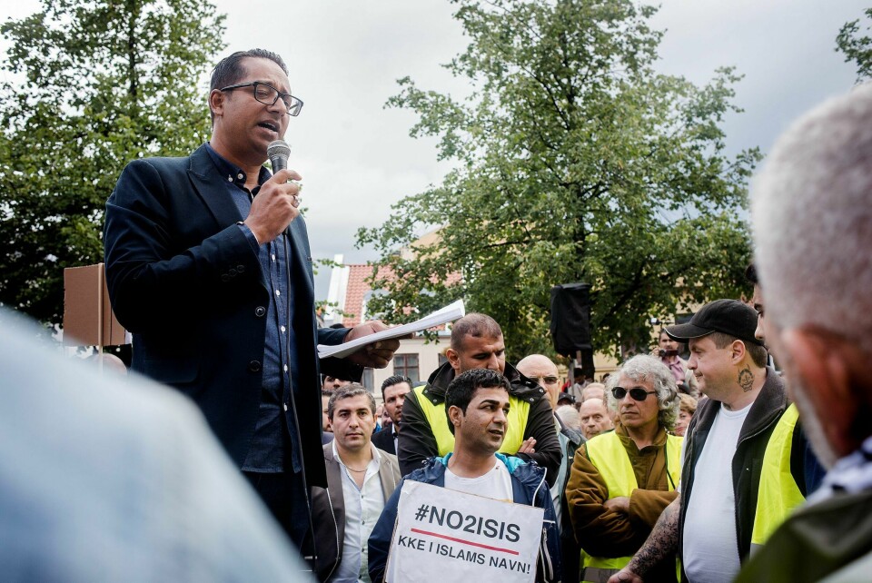 Yousuf Gilani holder appell på Grønlands torg i Oslo under demonstrasjonen mot ekstremisme i august i fjor. Gilani var en av initiativtakerne bak demonstrasjonen, som samlet rundt 5.000 personer. FOTO: HELLE GANNESTAD