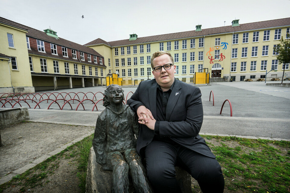 Eirik Faret Sakariassen (SV) tror at å flytte leksene ut av hjemmet og inn i skolen vil bidra til å utjevne forskjeller og gi bedre læringsutbytte. Han tror i tillegg det vil sørge for at familier kan få mer tid sammen. Målet er å teste det ut i alle alderstrinn i barneskolen på utvalgte Stavanger-skoler. Eirik Faret Sakariassen (SV) tror at å flytte leksene ut av hjemmet og inn i skolen vil bidra til å utjevne forskjeller og gi bedre læringsutbytte. Han tror i tillegg det vil sørge for at familier kan få mer tid sammen. Målet er å teste det ut i alle alderstrinn i barneskolen på utvalgte Stavanger-skoler.