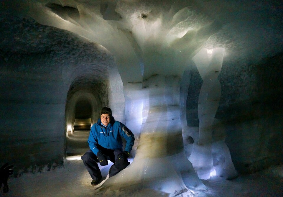 Guide Bjørn Ola Sveen Volden ved noen av de flotte isskulpturene som befinner deg i Mimisbrunnr Klimapark 2469. FOTO: CHRISTINE BAGLO Guide Bjørn Ola Sveen Volden ved noen av de flotte isskulpturene som befinner deg i Mimisbrunnr Klimapark 2469. FOTO: CHRISTINE BAGLO