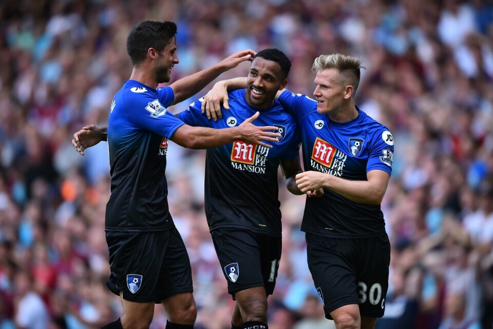 Bournemouths Callum Wilson (i midten) gratuleres av Andrew Surman (t.v.) Matt Ritchie med sine tre scoringer i London lørdag. FOTO: BEN STANSALL/NTB SCANPIX