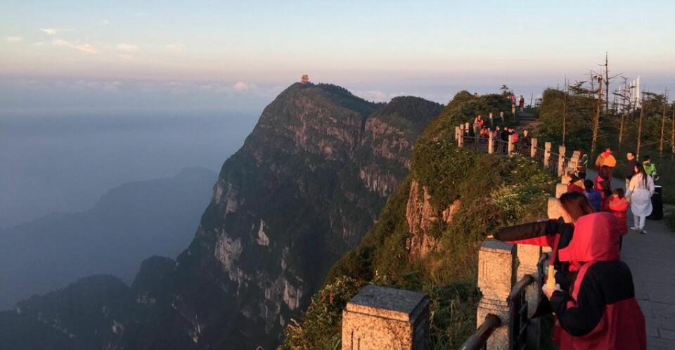 Toppturen til Emeishan er selve høydepunktet blant spektakulære fjellturer i det vestlige Kina. FOTO: ASTRID BJØRNSEN Toppturen til Emeishan er selve høydepunktet blant spektakulære fjellturer i det vestlige Kina. FOTO: ASTRID BJØRNSEN