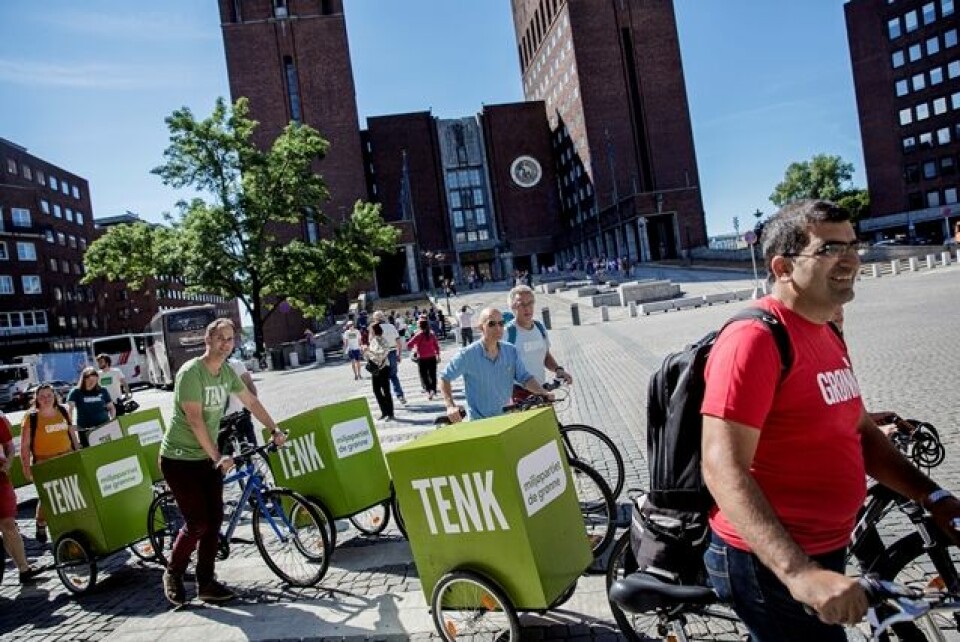 Oslo MDGs ordførerkandidat Shoaib Sultan leder an i det grønne toget, i rød T-skjorte, fulgt av fra venstre De Grønnes partisekretær Lars Gaupset, Harald A. Nissen (partiveteran fra 1991 og De grønnes eneste bystyrerepresentant i Oslo), samt stortingsrepresentant Rasmus Hansson. FOTO: FREDRIK BJERKNES Oslo MDGs ordførerkandidat Shoaib Sultan leder an i det grønne toget, i rød T-skjorte, fulgt av fra venstre De Grønnes partisekretær Lars Gaupset, Harald A. Nissen (partiveteran fra 1991 og De grønnes eneste bystyrerepresentant i Oslo), samt stortingsrepresentant Rasmus Hansson. FOTO: FREDRIK BJERKNES
