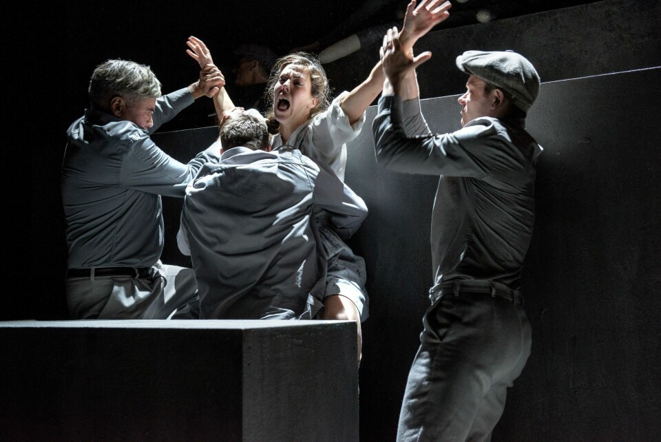 Klassen vår er et realistisk og humanistisk stykke om hvordan fortidens ondskap fortsatt er skremmende aktuell. Her Kai Remlov, Sigurd Myhre, Hanne Skille Reitan og Jan Gunnar Røise. FOTO: STIG HÅVARD DIRDAL/NATIONALTHEATRET