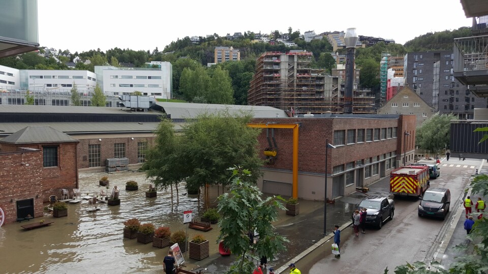 Flere av beboerne i Kværnerdalen måtte skynde seg hjem for å sjekke om bodene var fulle av vann. FOTO: MARITA MUUS-FALCK Flere av beboerne i Kværnerdalen måtte skynde seg hjem for å sjekke om bodene var fulle av vann. FOTO: MARITA MUUS-FALCK