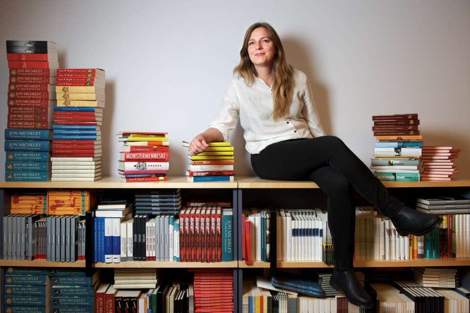 Ingeri Engelstad trives ikke på toppen av bokhylla, men elsker jobben som forlagssjef i Oktober. FOTO: MIMSY MØLLER Ingeri Engelstad trives ikke på toppen av bokhylla, men elsker jobben som forlagssjef i Oktober. FOTO: MIMSY MØLLER