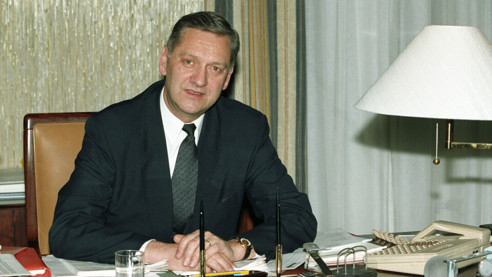 Daværende utenriksminister Johan Jørgen Holst (Ap), fotografert på kontoret sitt i oktober 1993. Han døde 13. januar 1994. FOTO: Bjørn Sigurdsøn/NTB scanpix Daværende utenriksminister Johan Jørgen Holst (Ap), fotografert på kontoret sitt i oktober 1993. Han døde 13. januar 1994. FOTO: Bjørn Sigurdsøn/NTB scanpix