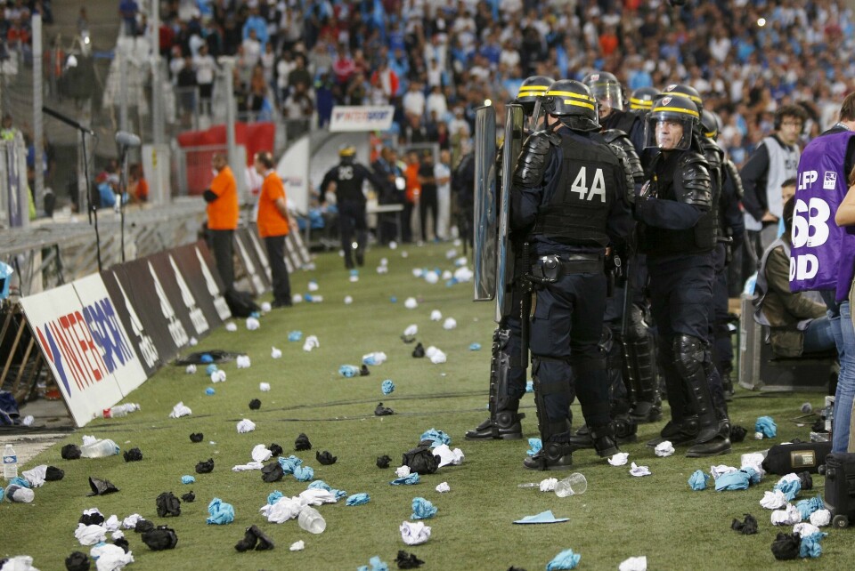 Store politistyrker måtte settes inn på Stade de Velodrome søndag kveld. FOTO: NTB SCANPIX
