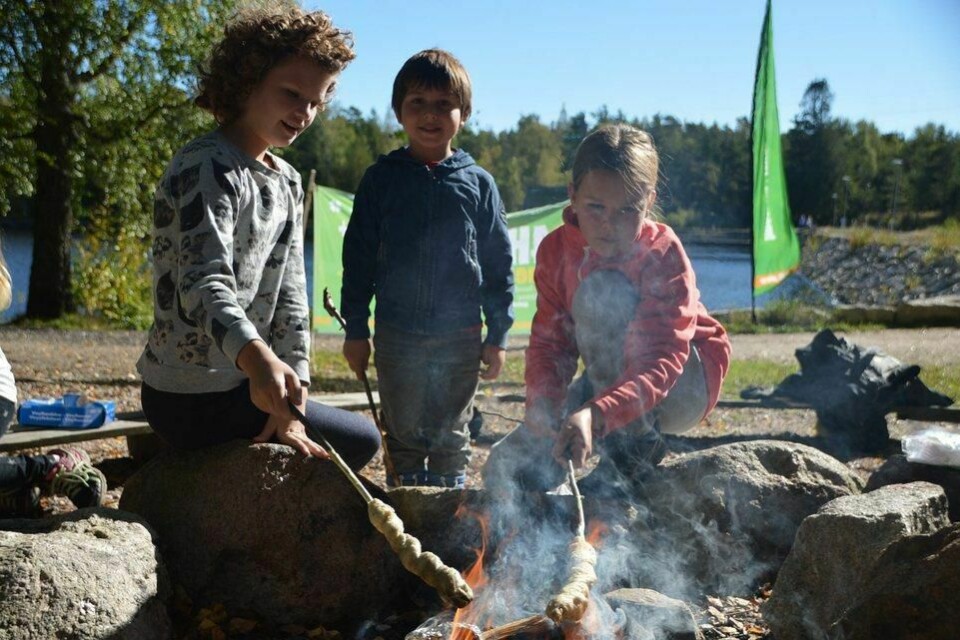 MÅ HA MAT NÅR DET ER MØTE. Aurora Overen, Nikolai Brattberg Nikuravin og Tuva Otilie Opstad (f.v.) tok seg en liten matbit under Plankebyen 4Hs første møte søndag.