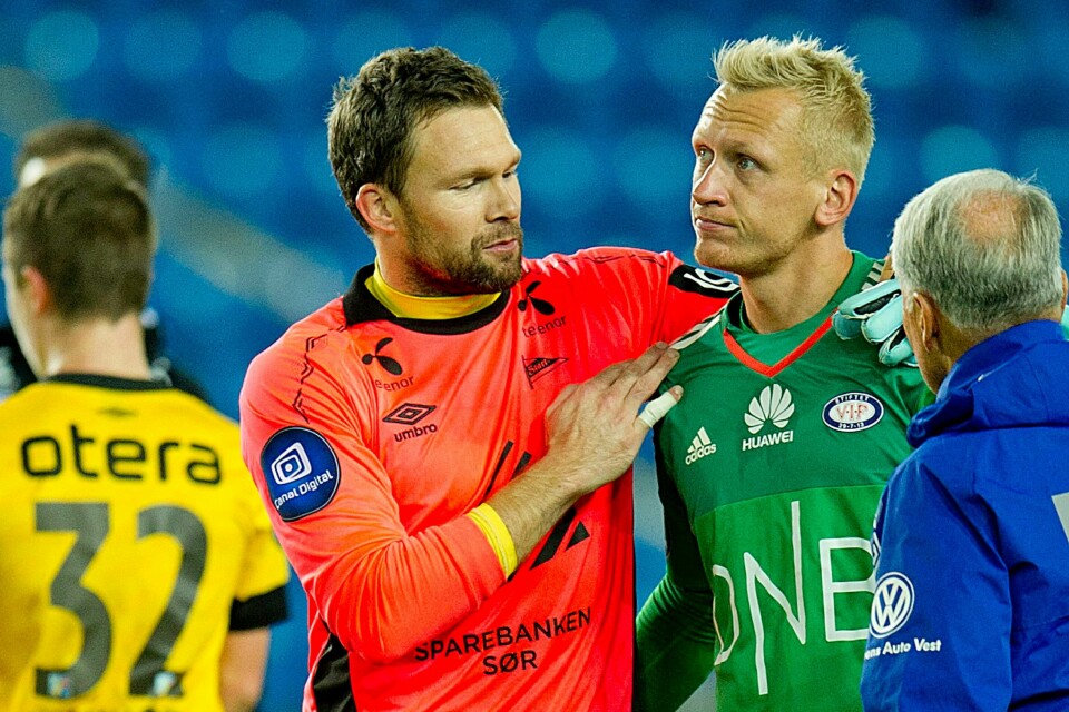 Hovedpersonene på Ullevaal fredag kveld snakker sammen etter kampslutt. Starts keeper og matchhelt Håkon Opdal og Vålerengas tabbekeeper Sascha Burchert. FOTO: JON OLAV NESVOLD/NTB SCANPIX
