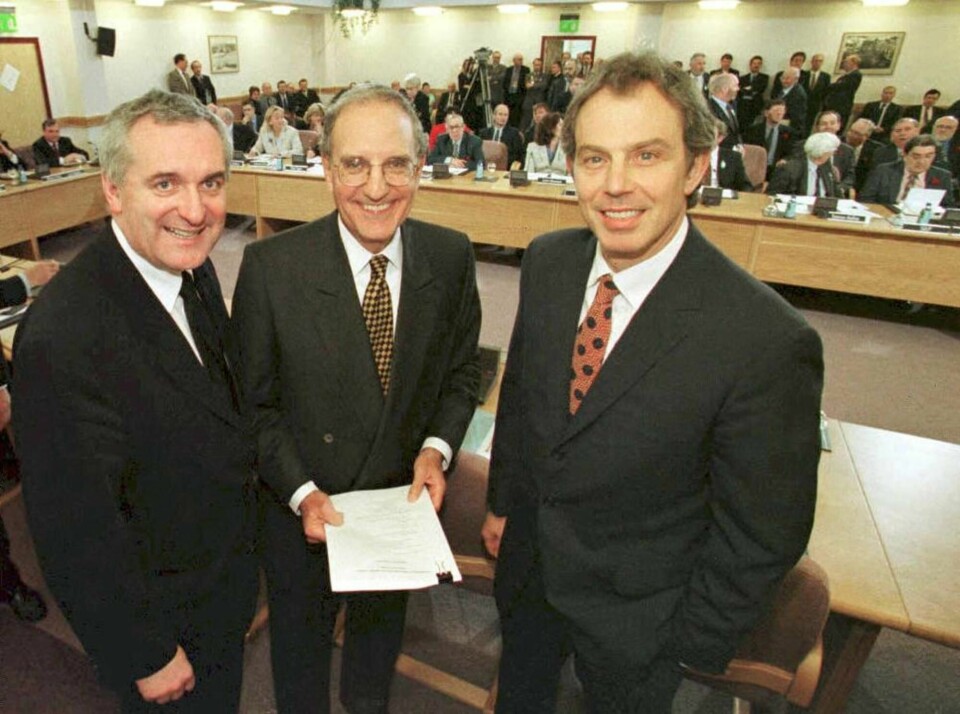 10 april 1998: Irlands statsminister Bertie Ahern, Storbritannias statsminister Tony Blair og forhandler George Mitchell etter signeringen av langfredagsavtalen for Nord-Irland. 10 april 1998: Irlands statsminister Bertie Ahern, Storbritannias statsminister Tony Blair og forhandler George Mitchell etter signeringen av langfredagsavtalen for Nord-Irland.