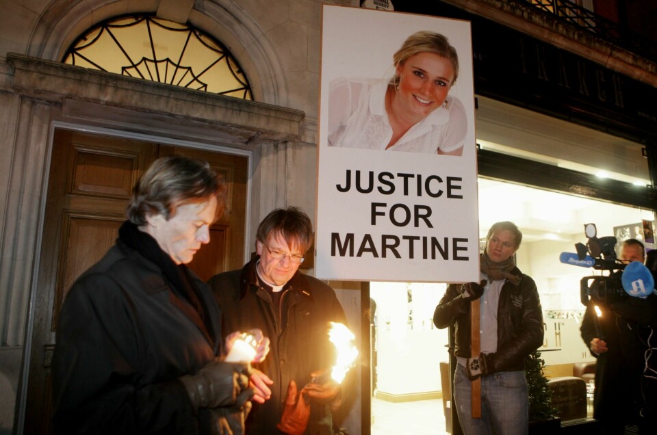 Farouk Abdulhak er den eneste mistenkte i drapssaken. Her et bilde fra en minnemarkering i 2010. På bildet Martine Vik Magnussens far Odd Petter Magnussen (t.v.) og sjømannsprest Torbjørn Holt utenfor døra i Great Portland Street hvor hun ble funnet. Farouk Abdulhak er den eneste mistenkte i drapssaken. Her et bilde fra en minnemarkering i 2010. På bildet Martine Vik Magnussens far Odd Petter Magnussen (t.v.) og sjømannsprest Torbjørn Holt utenfor døra i Great Portland Street hvor hun ble funnet.