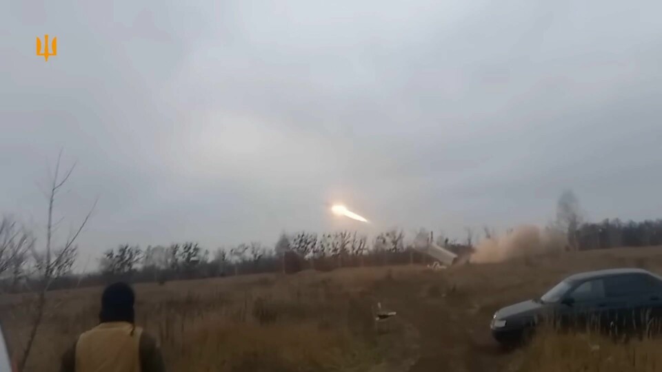 Dette klippet fra videoen skal vise en NASAMS-utskytingsrampe i Ukraina. Dette klippet fra videoen skal vise en NASAMS-utskytingsrampe i Ukraina.