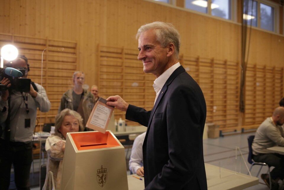Det er noko bra med at tøffe og intense valkampar blir avslutta med dette litt usannsynlege fellesskapet, skriv vår kommentator. Her avgir Jonas Gahr Støre si stemme i stortingsvalget 2021. .