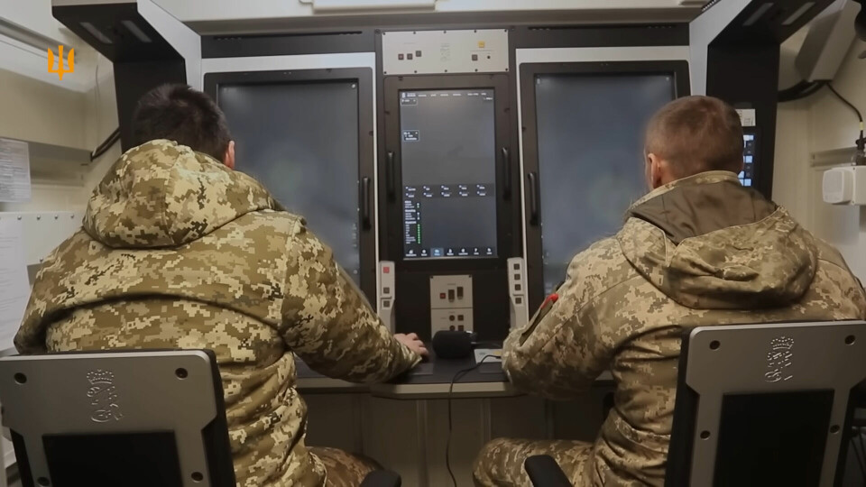 Her sitter ukrainske soldater og opererer luftvernsystemet NASAMS. På stolene ses logoen til Kongsberg Gruppen. Her sitter ukrainske soldater og opererer luftvernsystemet NASAMS. På stolene ses logoen til Kongsberg Gruppen.