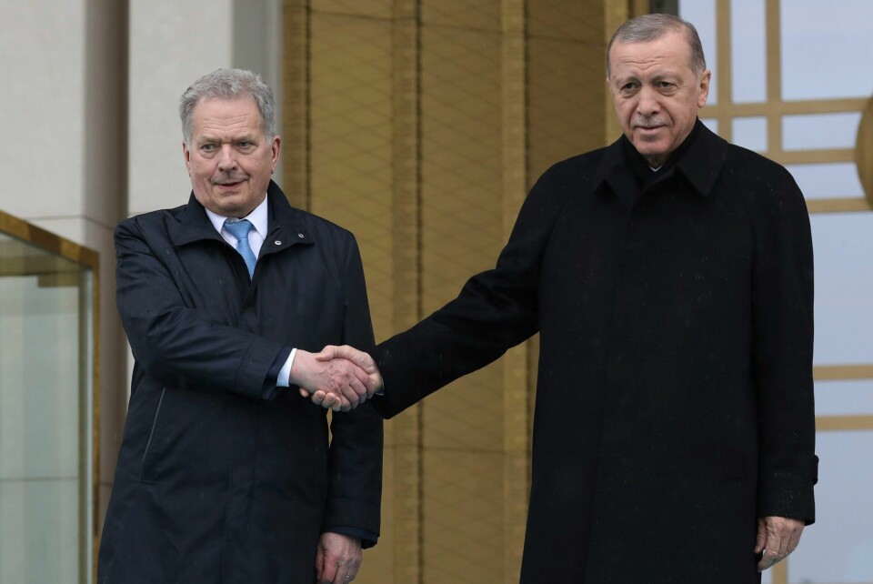 Tyrkias president Recep Tayyip Erdogan (t.h.), som nylig fikk besøk av Finlands president Sauli Niinistö (t.v.), har undertegnet loven som godkjenner Finlands Nato-søknad. Tidligere i mars var Finlands president Sauli Niinistö (t.v.) på besøk hos president Recep Tayyip Erdogan (t.h.) i Tyrkia. Sistnevnte sa da at Tyrkia vil godkjenne finsk Nato-medlemskap. Foto: Burhan Ozbilici / AP / NTB