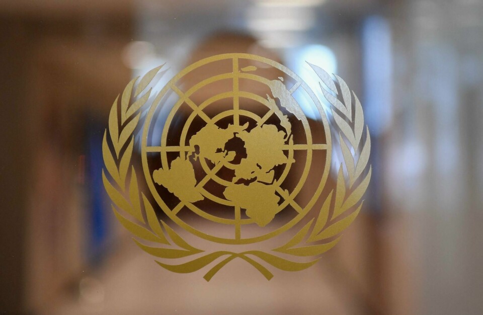 Illustrasjonsfoto. (FILES) In this file photo taken on February 25, 2021, the United Nations logo is seen inside the United Nations in New York City. - Fabrizio Hochschild Drummond, a Chilean who had been named to the new post of special envoy for technology issues, has been separated from service at the UN after having been suspended in January 2021. (Photo by Angela Weiss / AFP)